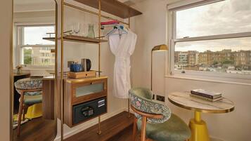 Renovated Cura Queen | Hypo-allergenic bedding, in-room safe, desk, laptop workspace