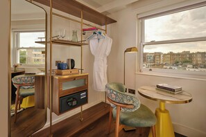 Renovated Cura Queen | Hypo-allergenic bedding, in-room safe, desk, laptop workspace