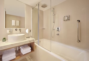 Ilmaiset hygieniatuotteet, hiustenkuivaaja, lämmitetyt lattiat, pyyhkeet