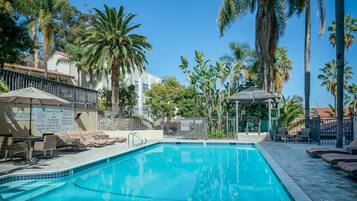 Kolam renang outdoor, dengan kursi berjemur