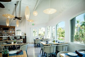 Petit-déjeuner et dîner servis sur place, vue sur la piscine 