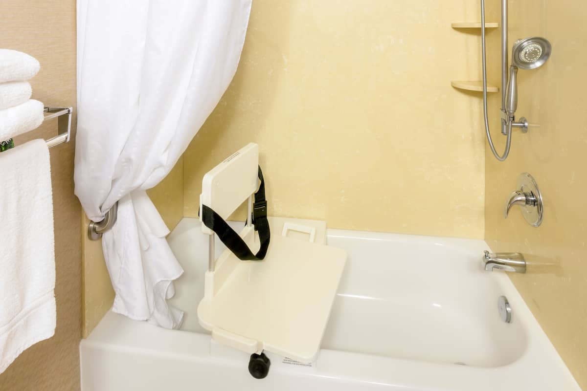 combined shower/bathtub, hair dryer, towels