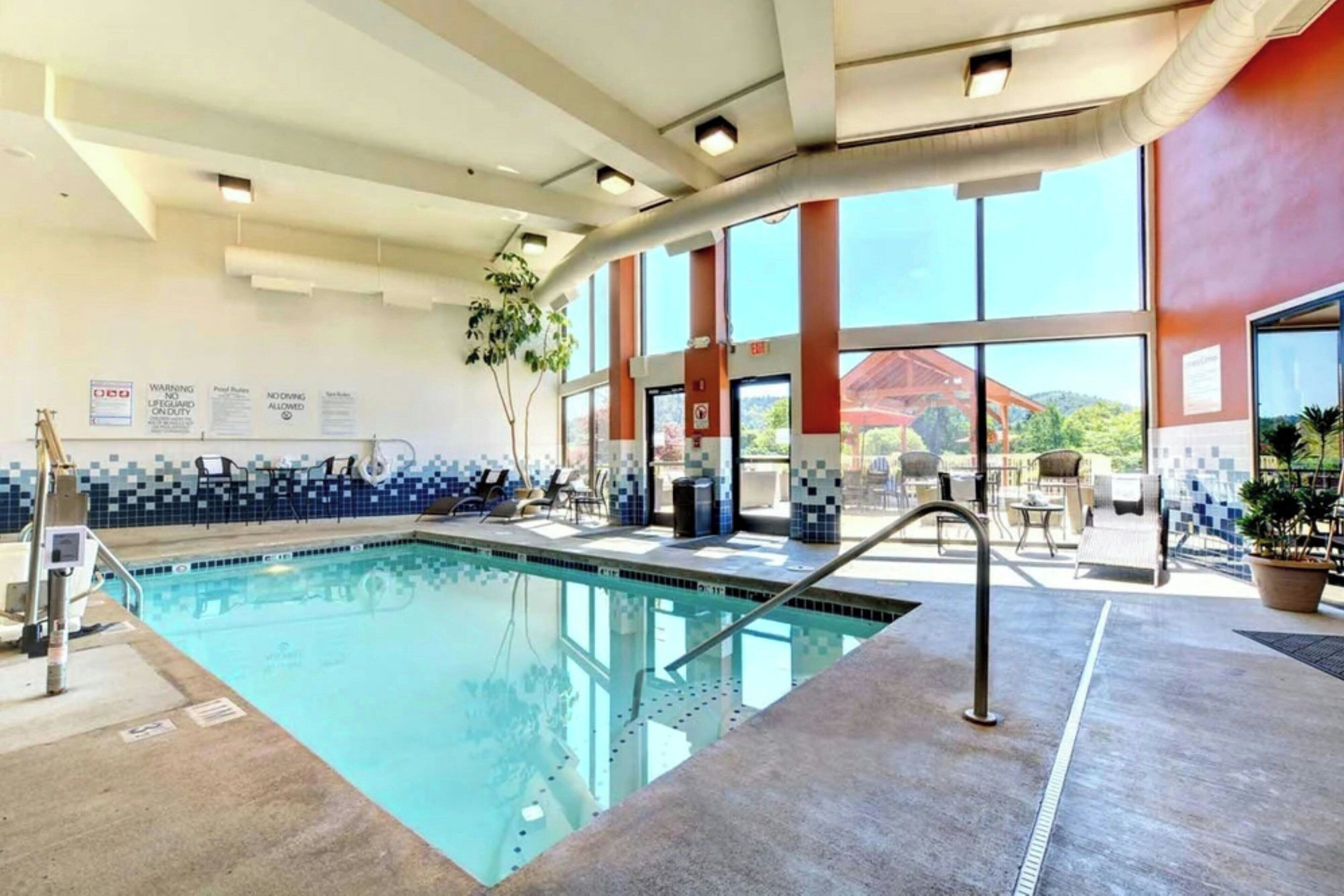 Indoor pool, sun loungers