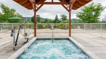 Alberca techada y camastros