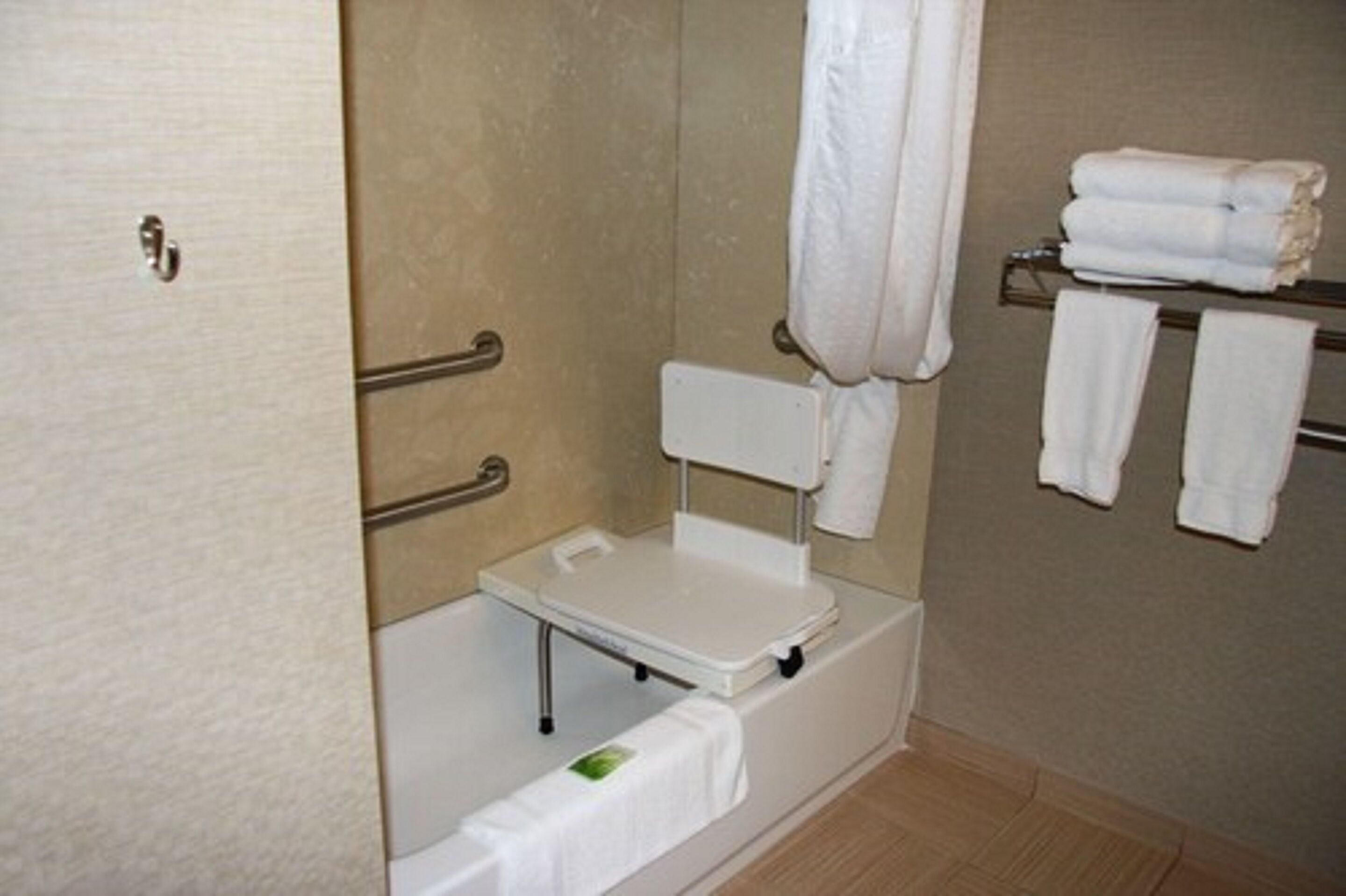 Standard Room, 1 King Bed, Accessible (Mobility, Accessible Tub) | Bathroom | Combined shower/bathtub, hair dryer, towels