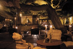 3 restaurantes; se sirven cenas y cocina internacional 