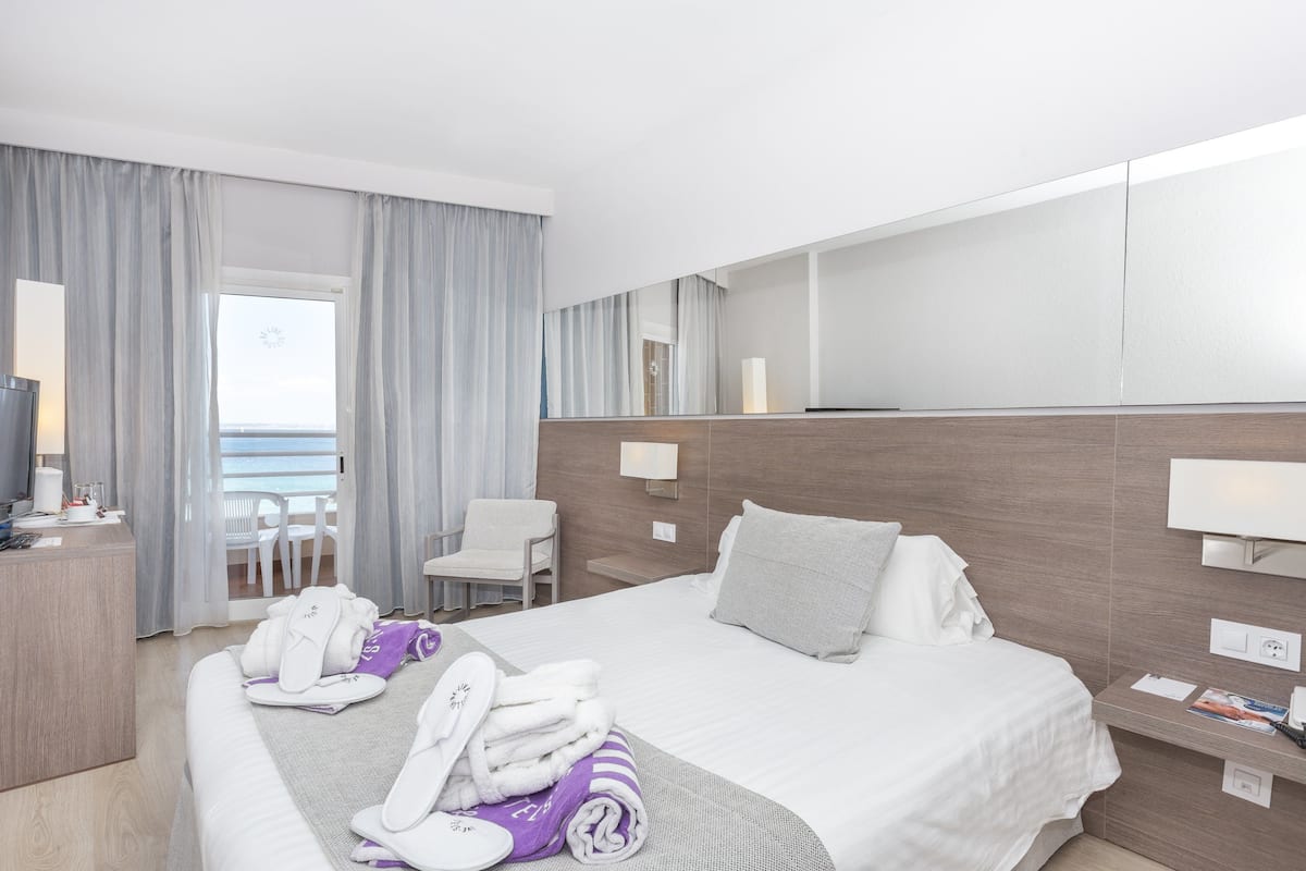 Escritorio, wifi y ropa de cama
