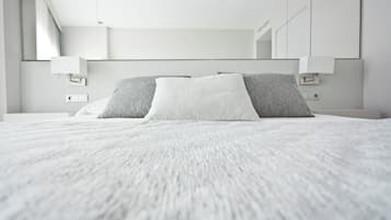 Escritorio, wifi gratis y ropa de cama