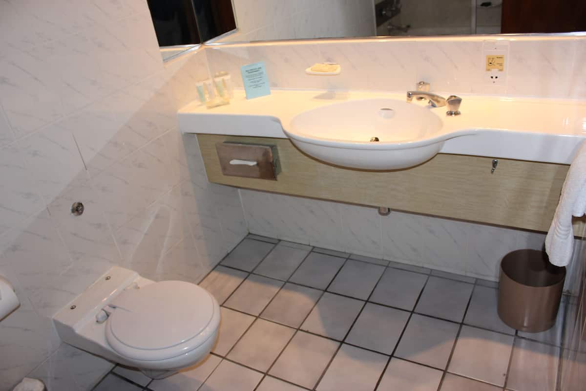 Standard Room, 2 Twin Beds | Bathroom | Towels