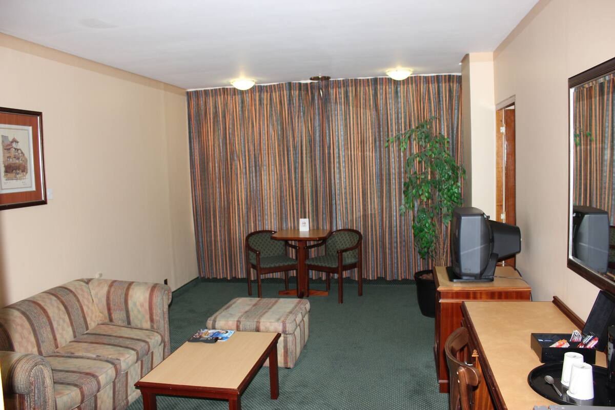 Suite, 1 Queen Bed | Living area