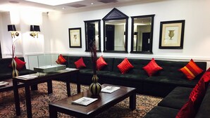 Lobby sitting area - Hotel On St Georges (Cape Town)