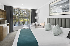Superior Room | Select Comfort beds, desk, iron/ironing board, free WiFi - Palm Court Motor Inn (Port Macquarie)