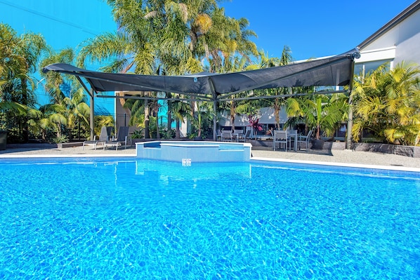 Select Comfort beds, desk, iron/ironing board, free WiFi - Palm Court Motor Inn (Port Macquarie)