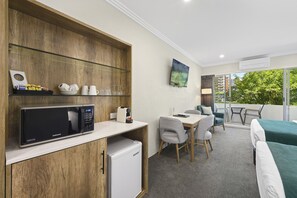 Quarto duplo superior, sacada, vista para o rio | Camas Select Comfort, escrivaninha, ferros/tábuas de passar roupa