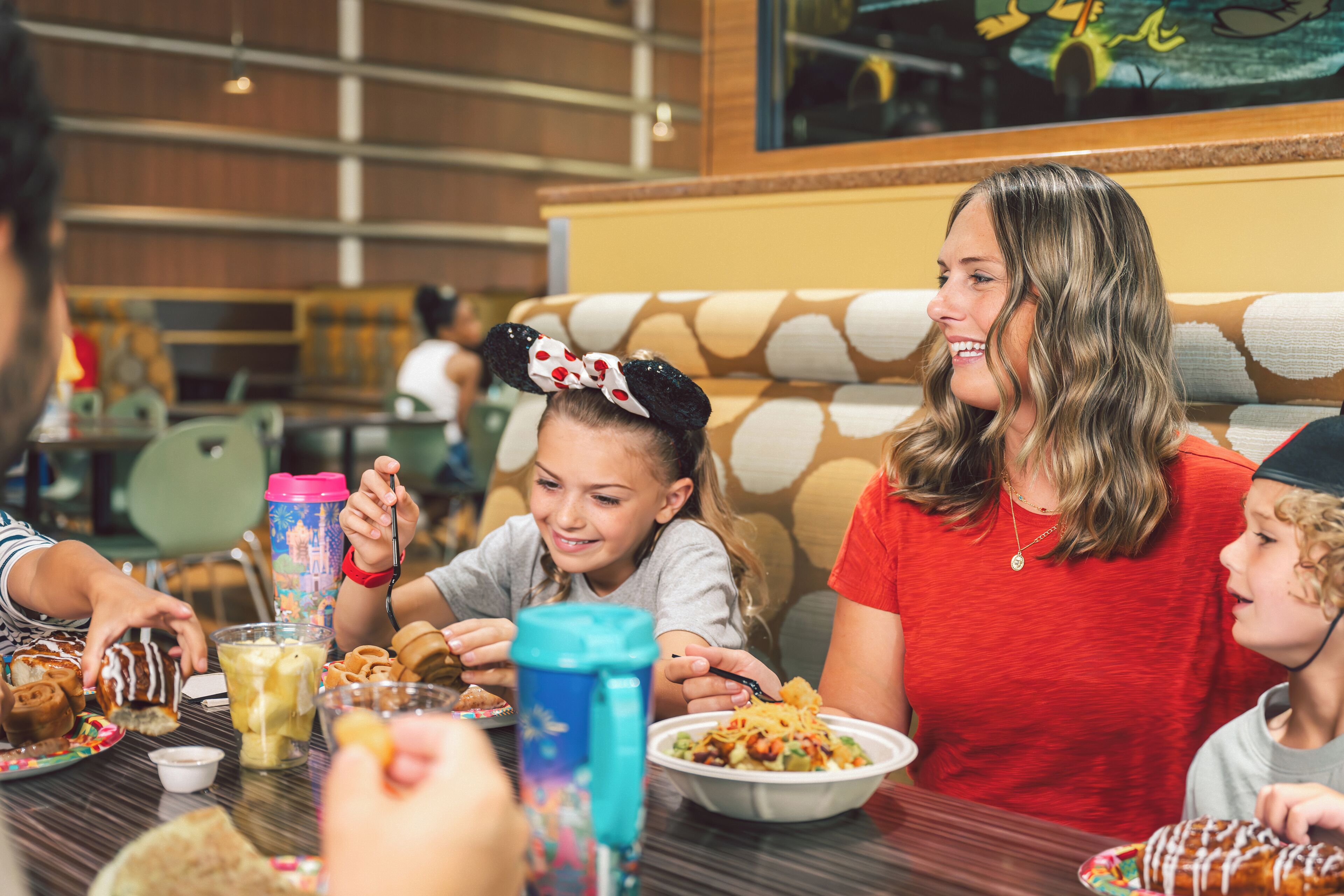 Uma família jantando em um restaurante com assentos em cabine.