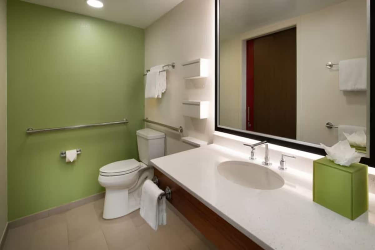 combined shower/bathtub, eco-friendly toiletries, hair dryer, towels