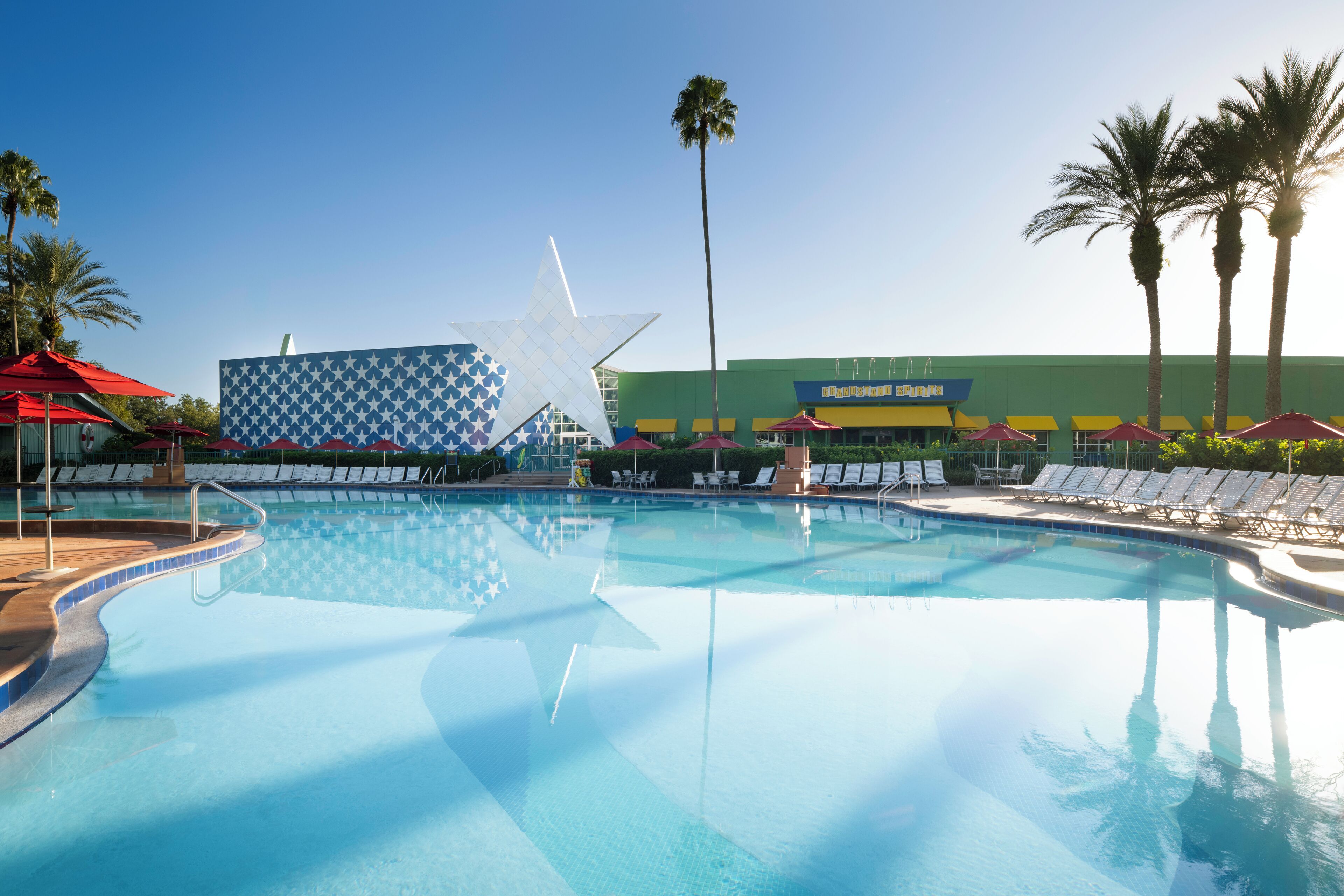 2 albercas al aire libre, sombrillas en la alberca y camastros 