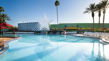 2 Außenpools, Sonnenschirme, Liegestühle