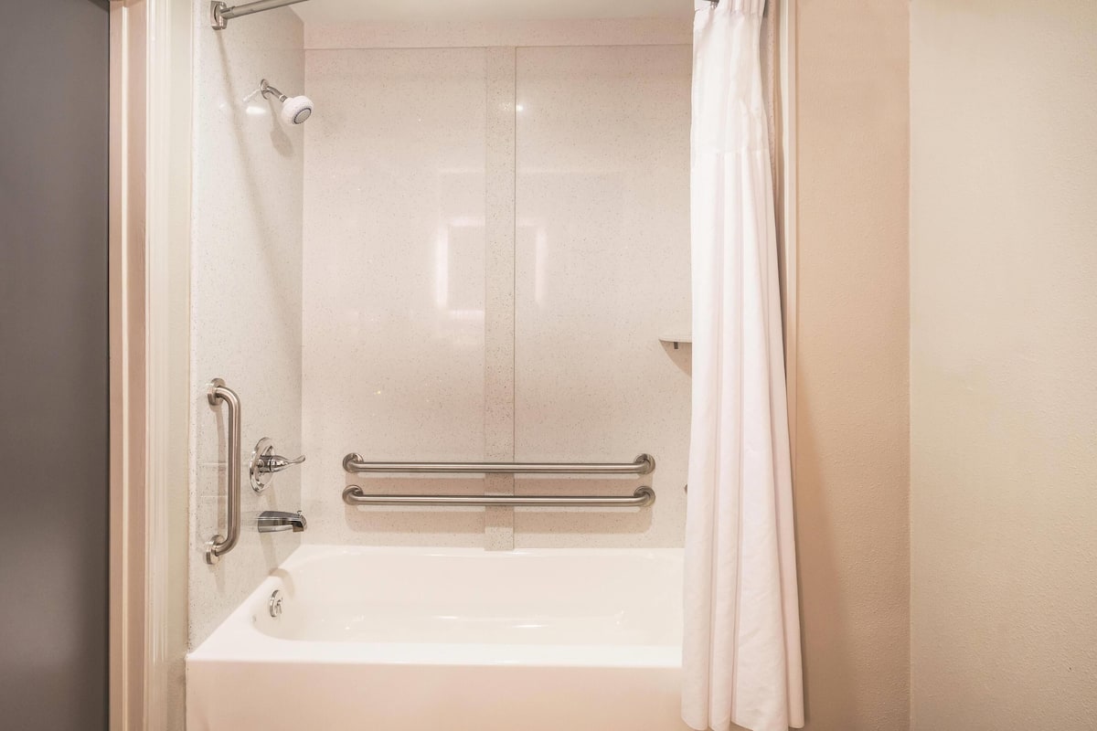 스위트, 침실 1개, 장애인 지원, 금연 (1 King Bed, Mobility, Tub w/Grab Bars) | 저자극성 침구, 오리/거위털 이불, 책상, 암막 커튼