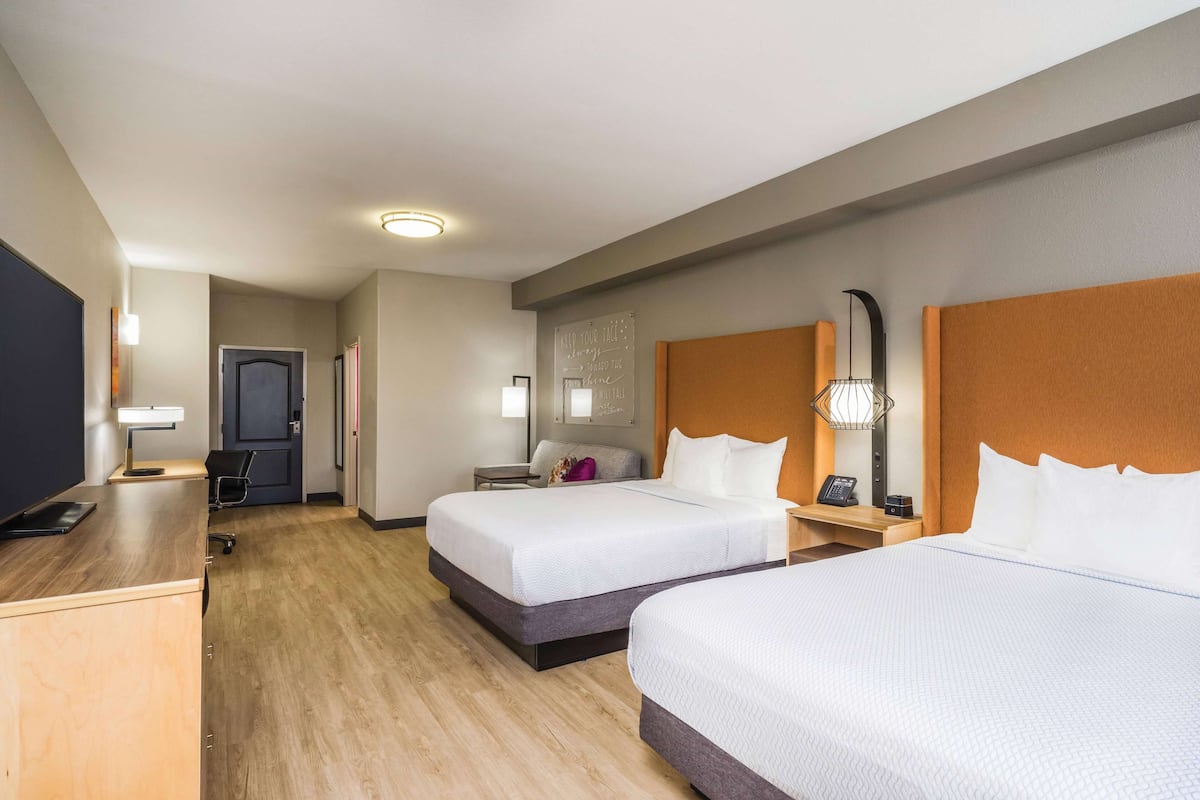 Phòng Suite, không hút thuốc (2 Queen Beds and 1 Sofa Bed) | Bộ đồ giường kháng dị ứng, chăn bông, bàn, màn/rèm cản sáng 