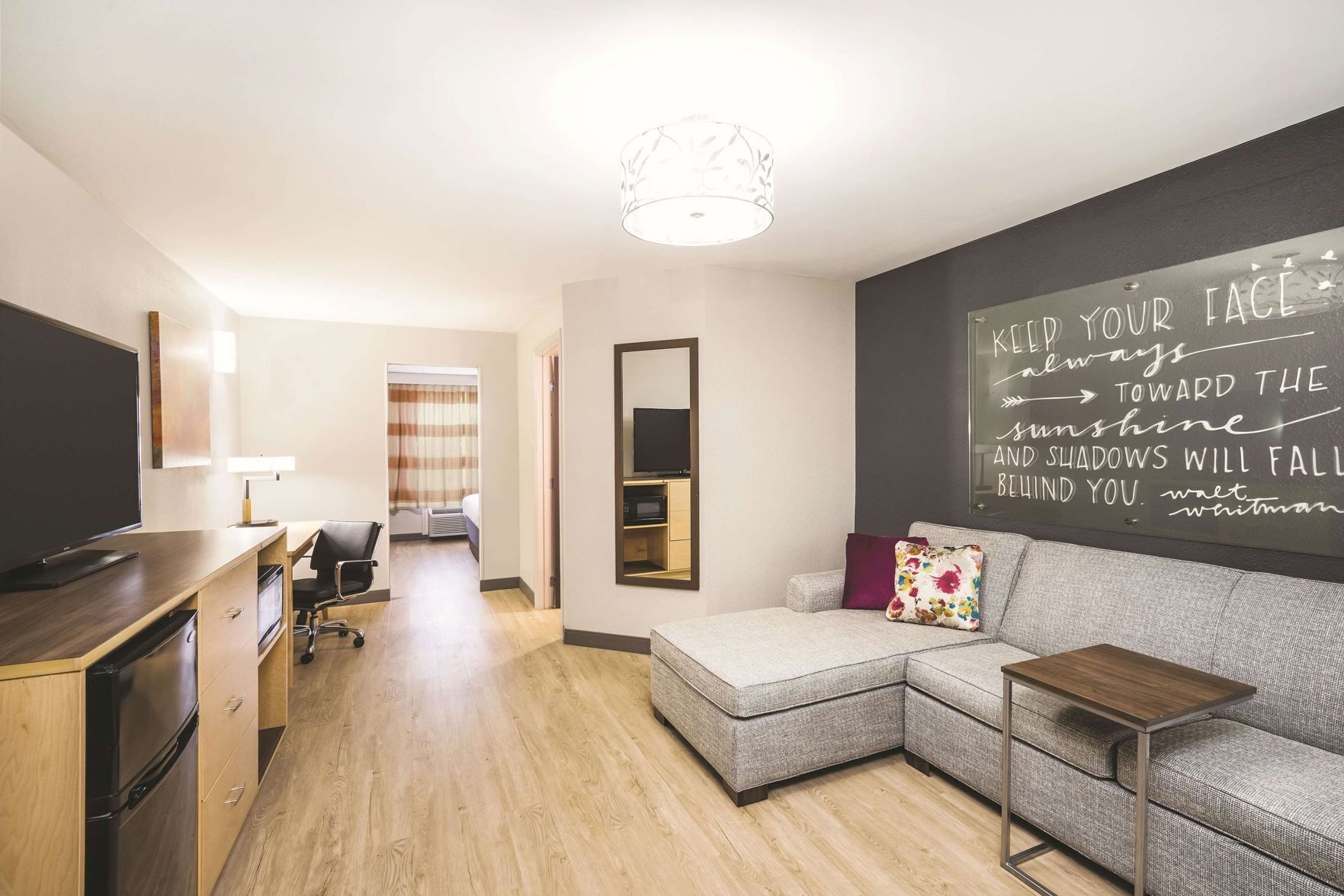 Aire de séjour | Téléviseur à écran plat de 50 po avec télévision par câble, téléviseur