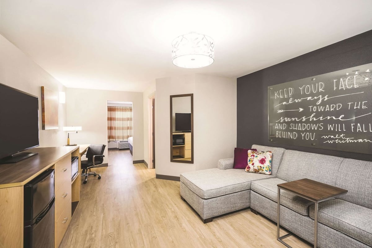 Aire de séjour | Téléviseur à écran plat de 50 po avec télévision par cùble, téléviseur