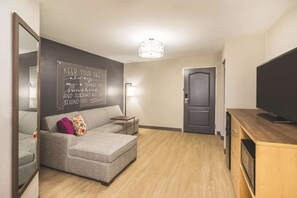 Suite, 1 très grand lit et 1 canapé-lit, non-fumeurs (2 Rooms) | Literie hypoallergénique, couette en duvet d'oie, bureau
