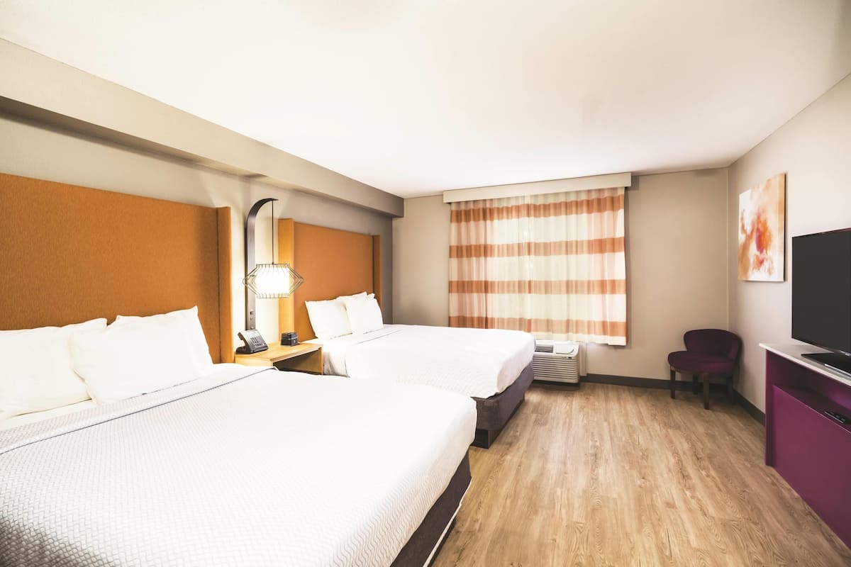 Phòng Suite, 1 phòng ngủ, không hút thuốc (2 Queen Beds and 1 Sofa Bed, 2 Rooms) | Bộ đồ giường kháng dị ứng, chăn bông, bàn, màn/rèm cản sáng 