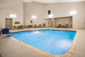 Piscina coperta, lettini