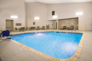 Una piscina techada, sillones reclinables de piscina