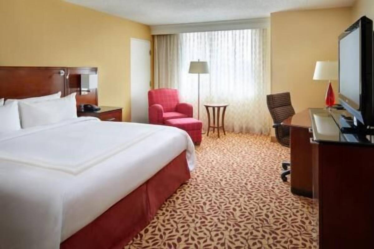 Peralatan tempat tidur premium, peti besi dalam bilik, meja