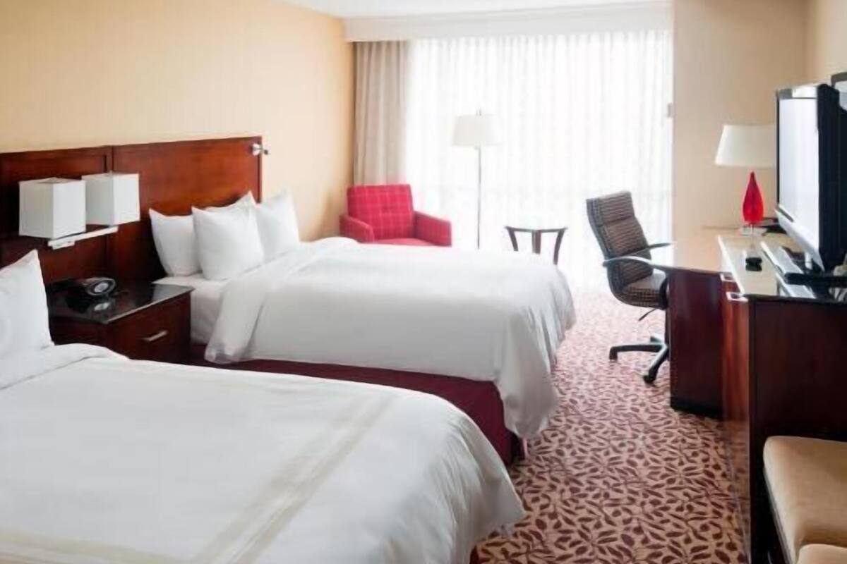 Peralatan tempat tidur premium, peti besi dalam bilik, meja