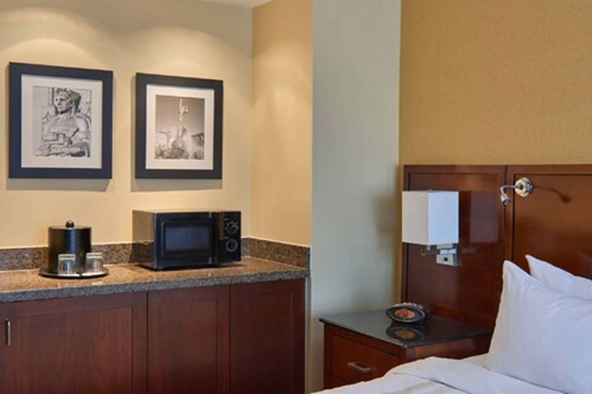 Peralatan tempat tidur premium, peti besi dalam bilik, meja