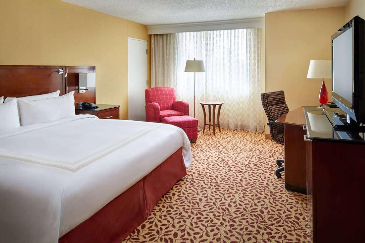 Premium bedding, in-room safe, desk, laptop workspace