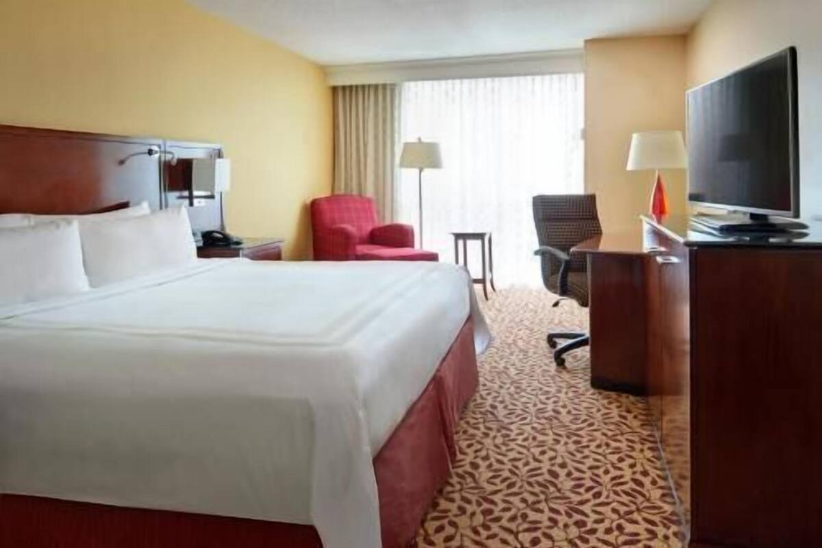 Peralatan tempat tidur premium, peti besi dalam bilik, meja