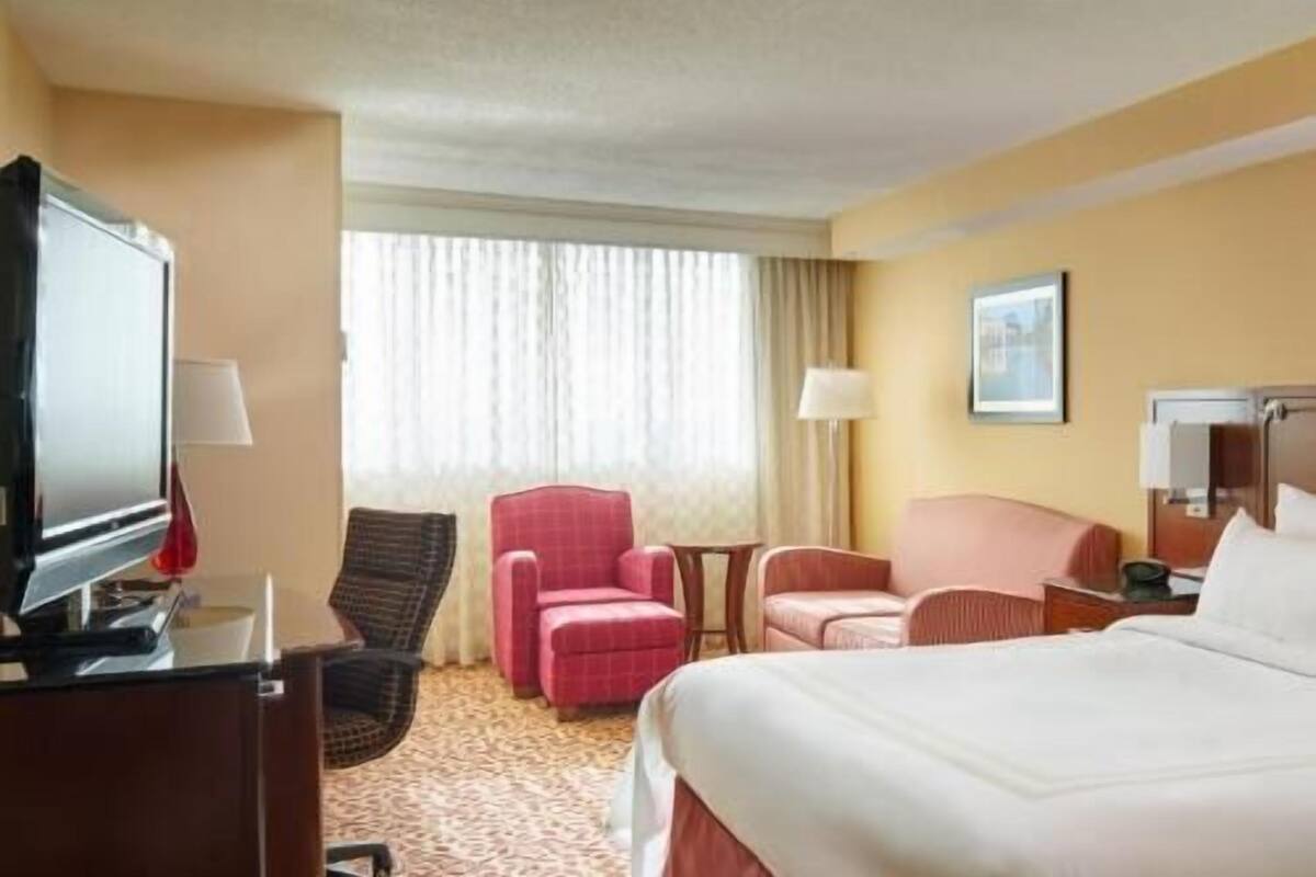 Peralatan tempat tidur premium, peti besi dalam bilik, meja