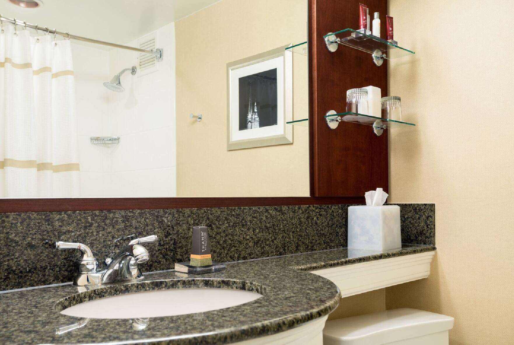 وحدات دش مع أحواض استحمام، مستلزمات مجانية للعناية الشخصية، مجففات شعر