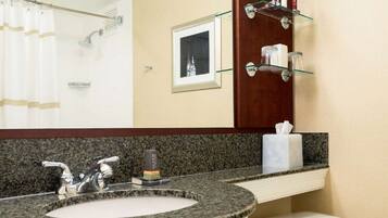 Ensemble douche/baignoire, articles de toilette gratuits, sèche-cheveux