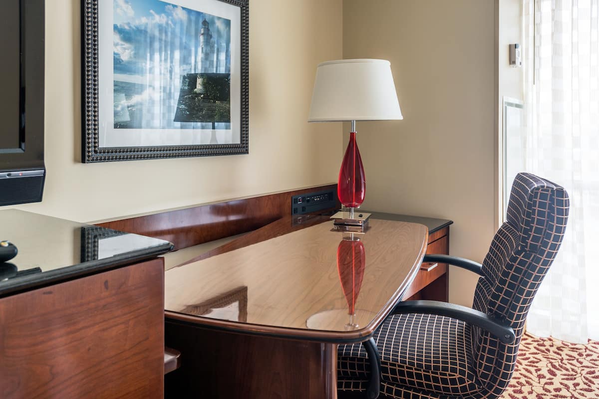 Premium bedding, in-room safe, desk, laptop workspace