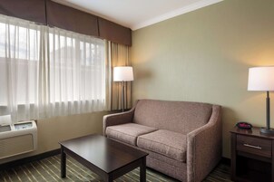 Caja de seguridad en la habitación, escritorio y cortinas blackout