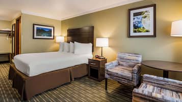 Safe på rommet, skrivebord, blendingsgardiner og strykejern/-brett