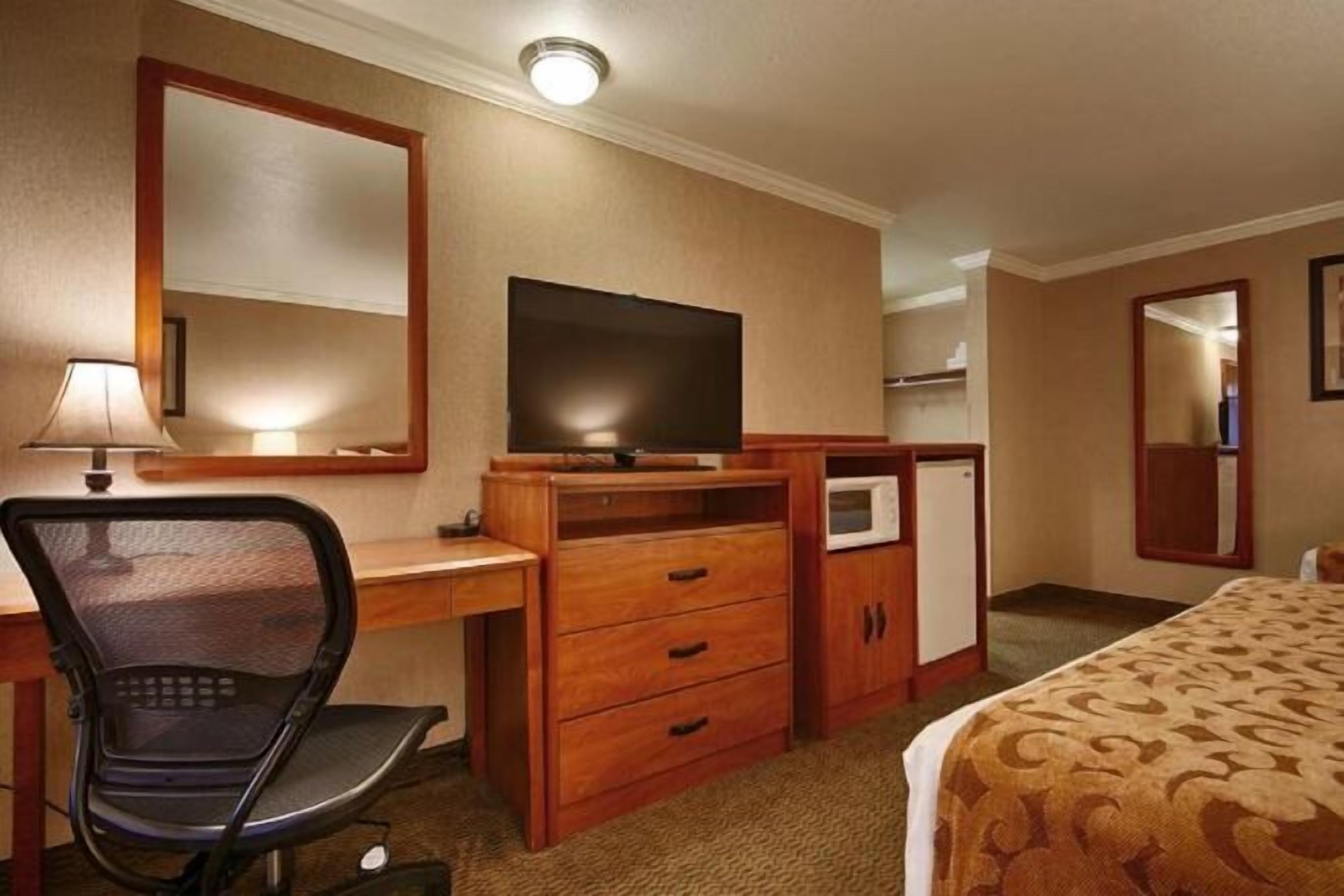 Zimmersafe, Schreibtisch, Verdunkelungsvorhänge, Bügeleisen/Bügelbrett