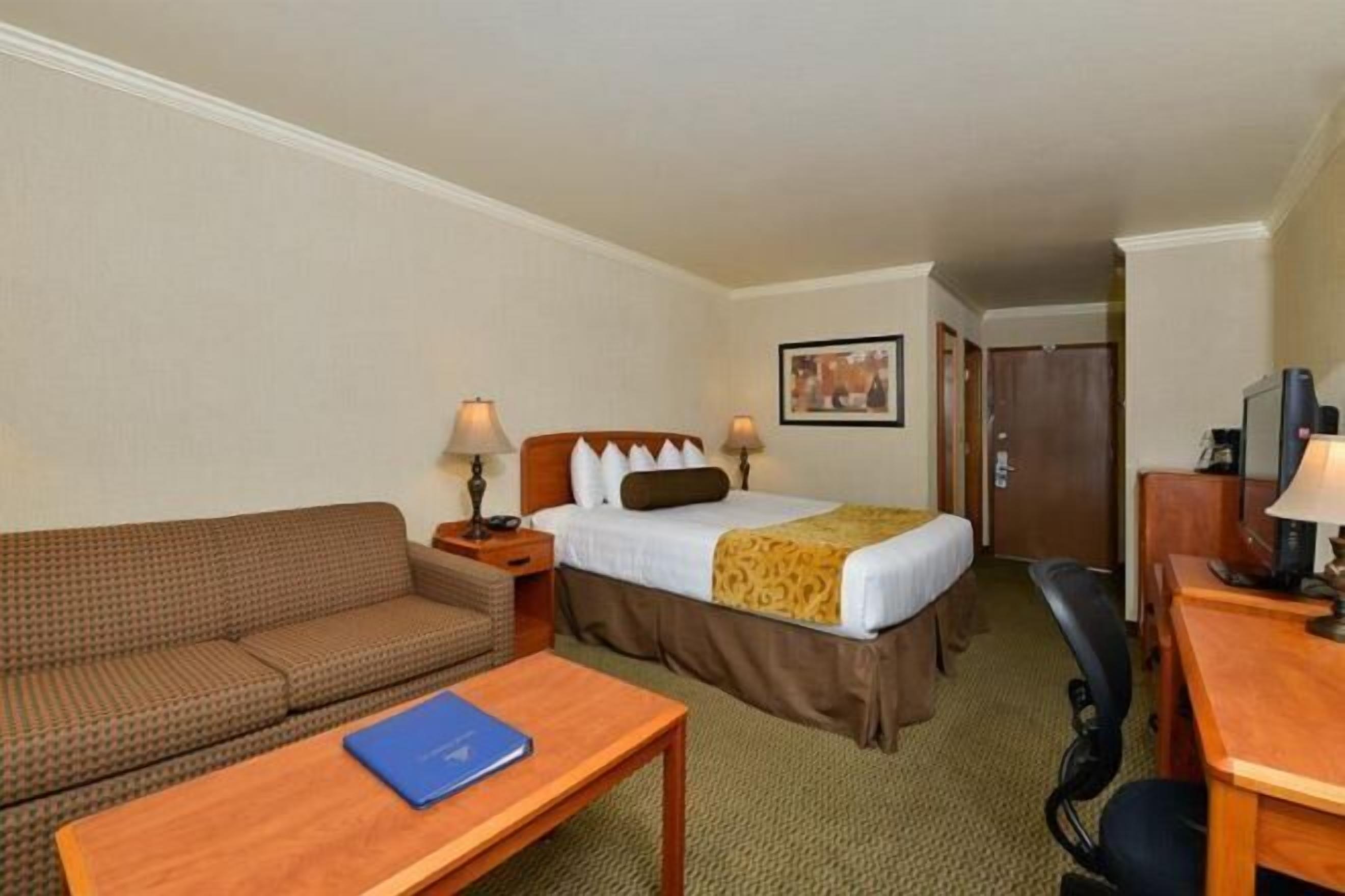 Zimmersafe, Schreibtisch, Verdunkelungsvorhänge, Bügeleisen/Bügelbrett