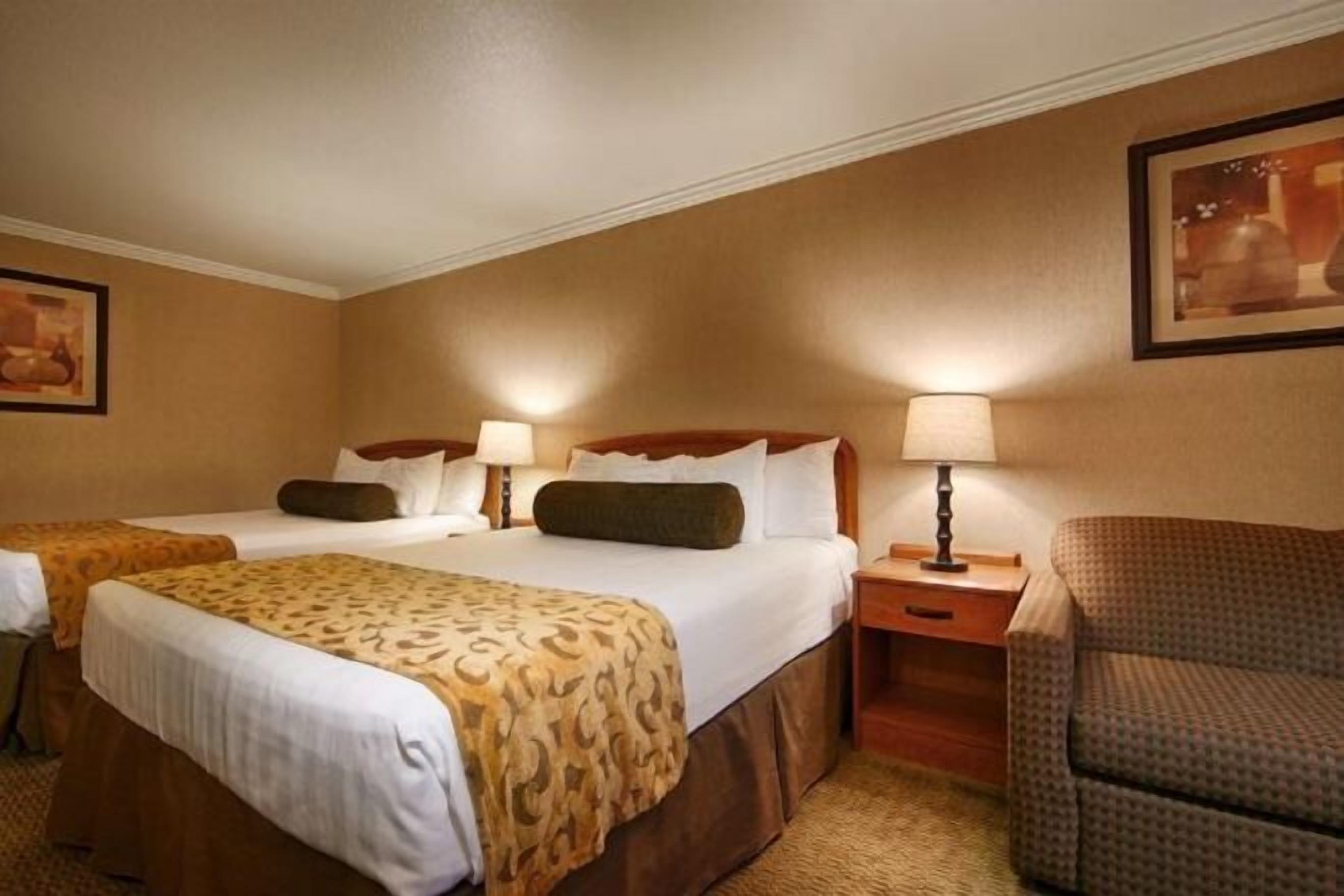 Zimmersafe, Schreibtisch, Verdunkelungsvorhänge, Bügeleisen/Bügelbrett