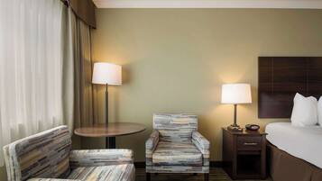 Safe på rommet, skrivebord, blendingsgardiner og strykejern/-brett