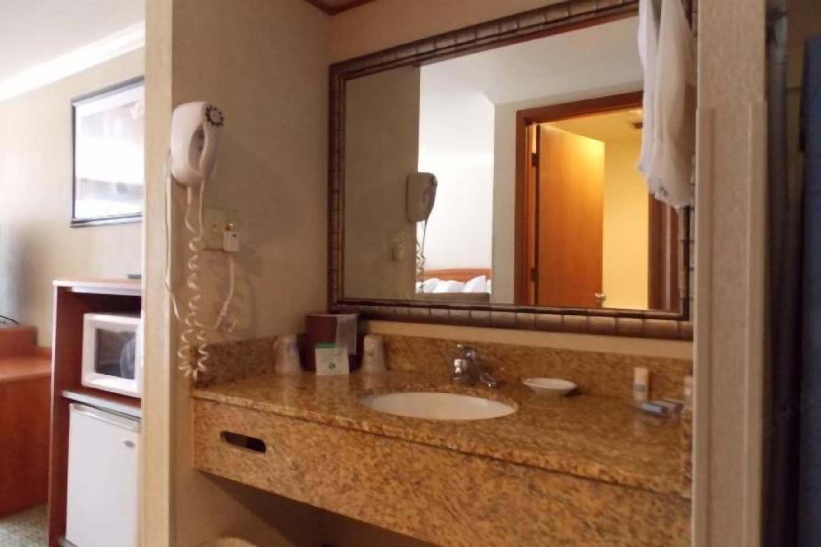 Duschwanne, kostenlose Toilettenartikel, Haartrockner, Handtücher