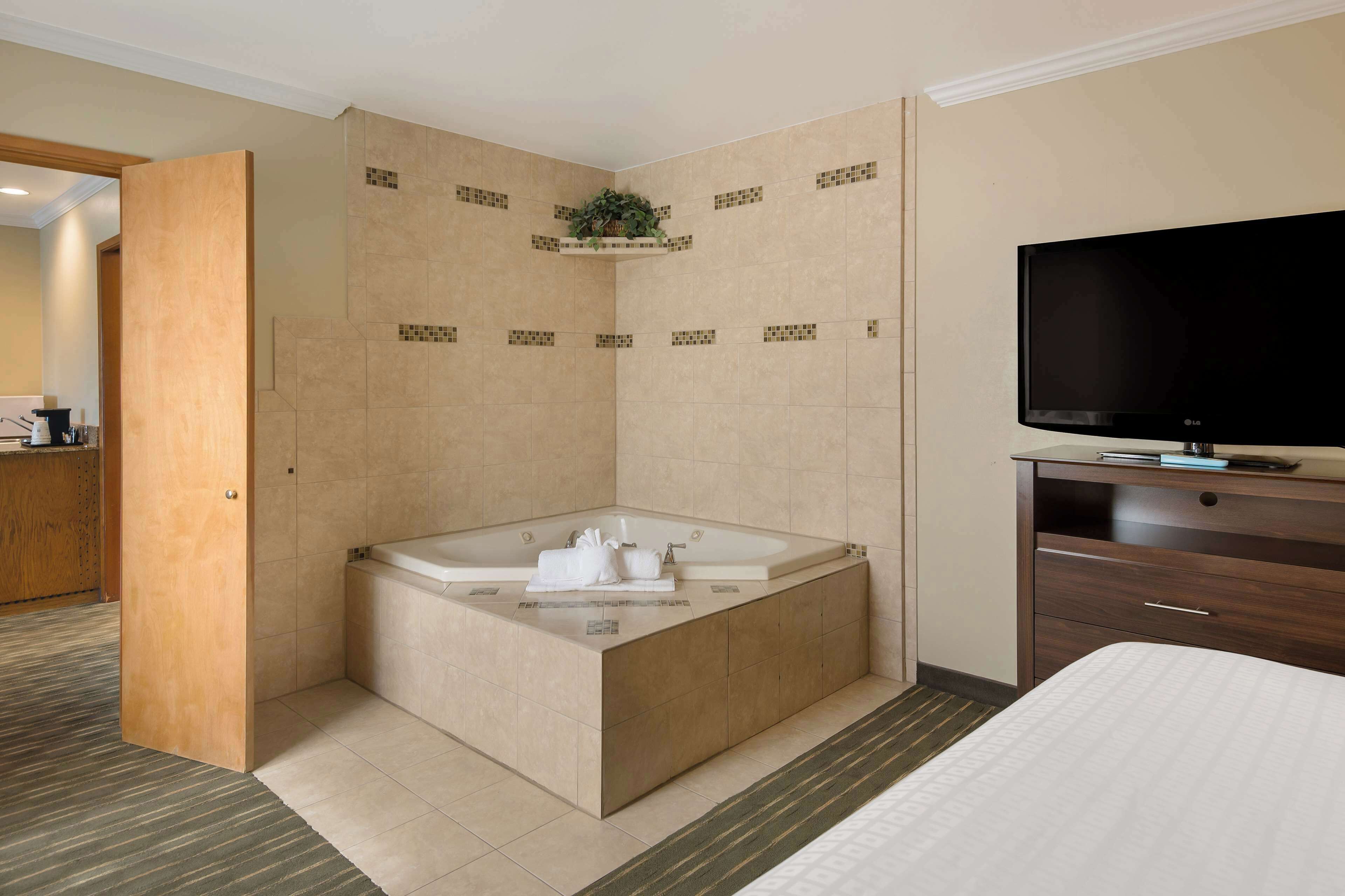 Suite, 1 King Bed, Non Smoking, Jetted Tub | In-room safe, desk, blackout drapes, iron/ironing board