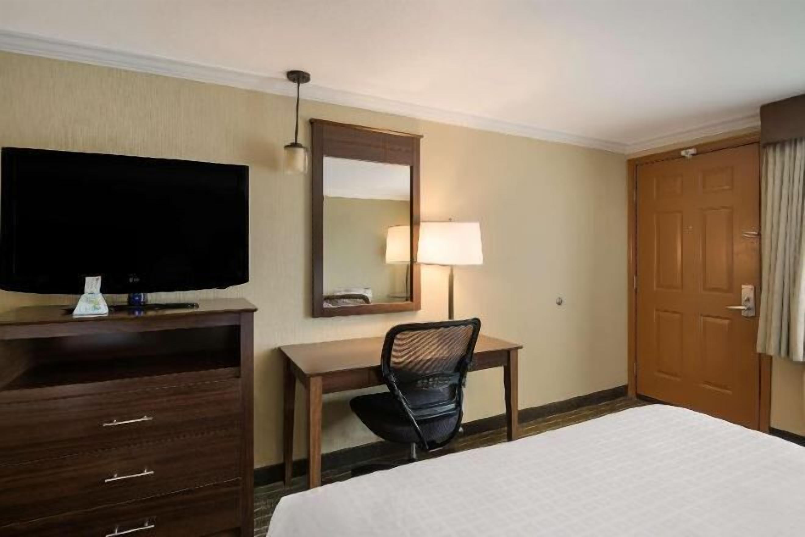 Coffre-fort, bureau, rideaux d’obscurcissement