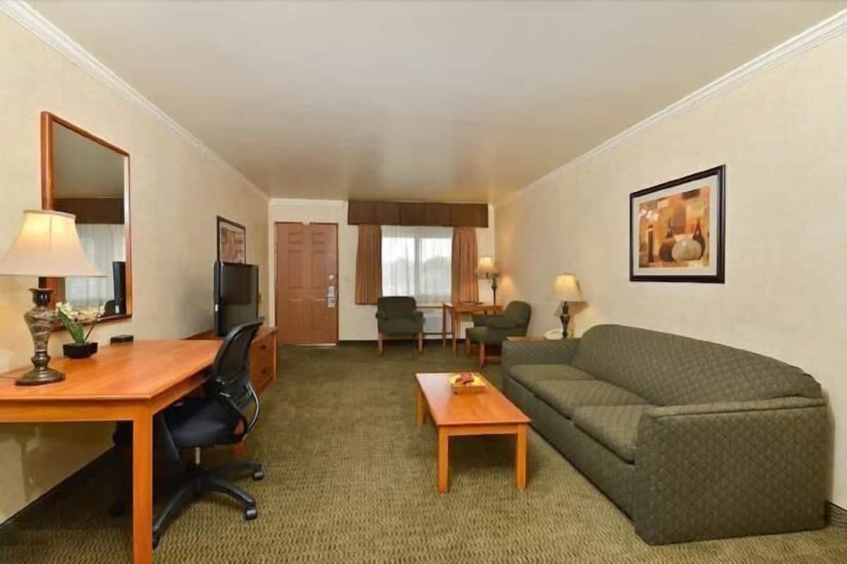 Living area | Flat-screen TV, MP3 dock