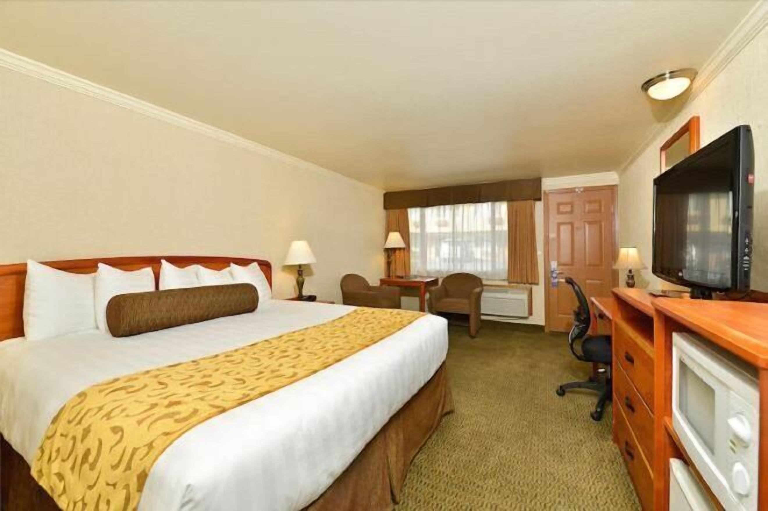 Zimmersafe, Schreibtisch, Verdunkelungsvorhänge, Bügeleisen/Bügelbrett